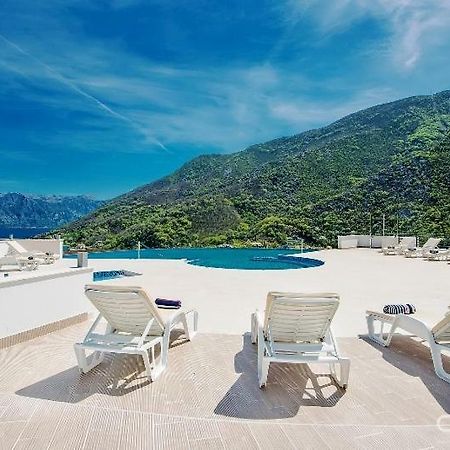 Luxury 1 Bedroom Apartment With Cozy Garden D2-2 In Morinj Kotor Eksteriør billede