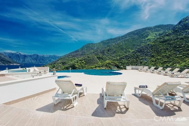 Luxury 1 Bedroom Apartment With Cozy Garden D2-2 In Morinj Kotor Eksteriør billede